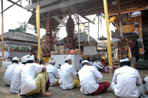 image Hombres ataviados para la cermonia funeraria hindú, Bali, Indonesia