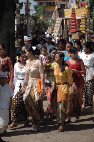 image Mujeres ataviadas para la cermonia funeraria hindú, Bali, Indonesia
