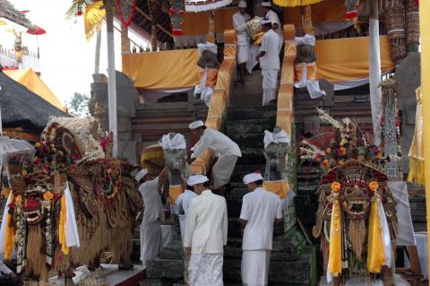 image Subida de ofrendas al templo para la ceremonia funeraria, Bali, Indonesia