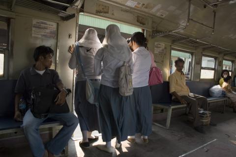 image Estudiantes en el vagón, Indonesia