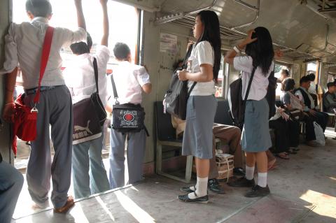 image Estudiantes en el vagón, Indonesia