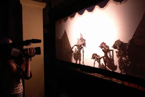 image Grabando espectáculo de marionetas, Indonesia