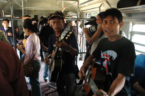 image Músicos tocando en el tren, Indonesia