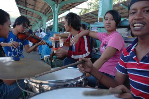 image Músicos tocando en la estación, Indonesia