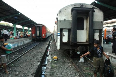 image Recogiendo plásticos y basuras en las vías, Indonesia