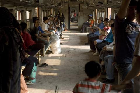 image Viajando en el tren económico, Indonesia