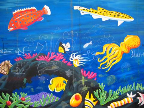 image Grafiti en la pared del Aquarium del Maremagnum, Barcelona