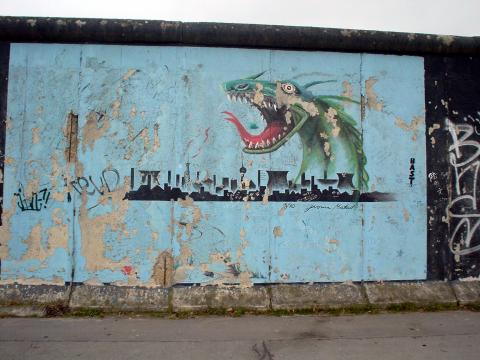 image Grafiti en el muro de Berlín
