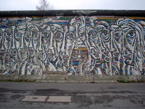 image Grafiti en el muro de Berlín