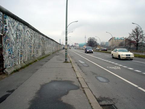 image Grafiti en el muro de Berlín