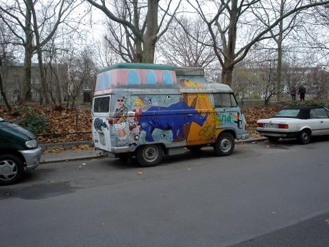 image Grafiti sobre una camioneta en Berlín