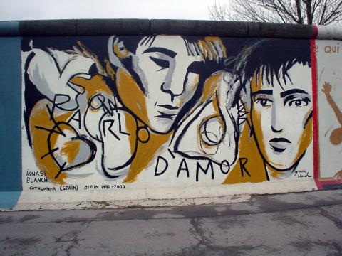 image Grafiti en el muro de Berlín