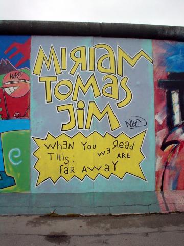 image Grafiti en el muro de Berlín