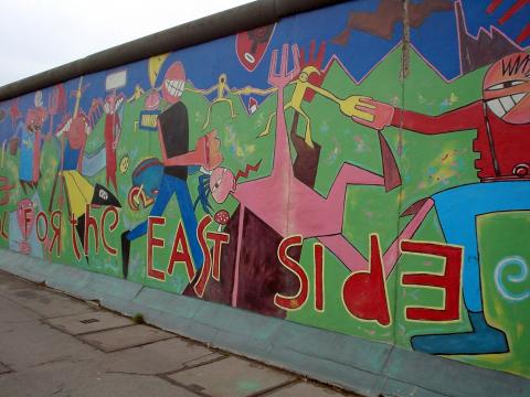 image Grafiti en el muro de Berlín