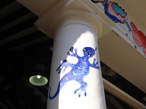 image Grafiti en el Mercado Viejo de Ibiza