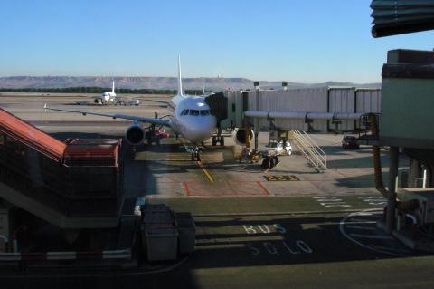 image Embarque de pasajeros en un avión, aeropuerto de Barajas, Madrid