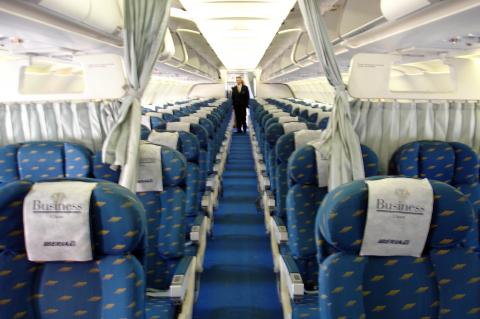 image Interior de avión con personal de vuelo, Madrid
