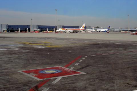 image Aviones en la pista del aeropuerto de Barajas, Madrid