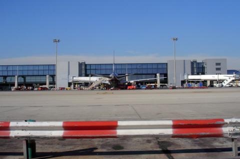 image Aviones en la pista del aeropuerto de Barajas, Madrid