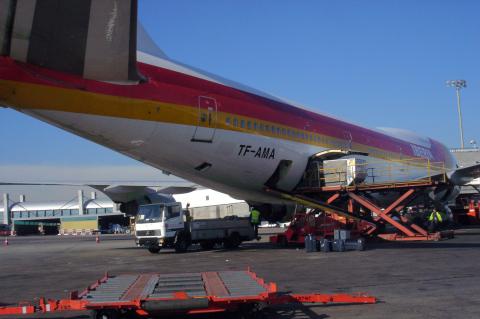 image Recogida del equipaje del avión, aeropuerto de Barajas, Madrid
