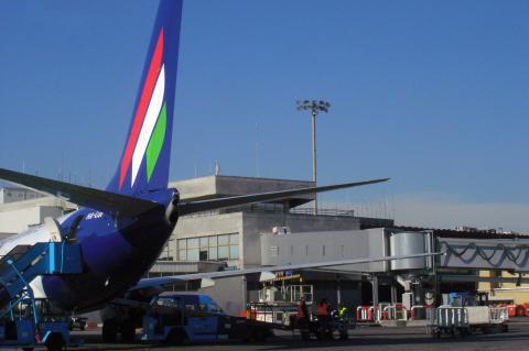 image Avión en pista, aeropuerto de Barajas, Madrid