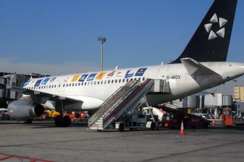 image Avión en pista, aeropuerto de Barajas, Madrid