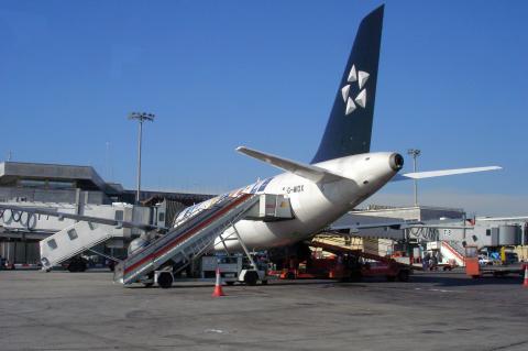 image Avión en pista, aeropuerto de Barajas, Madrid