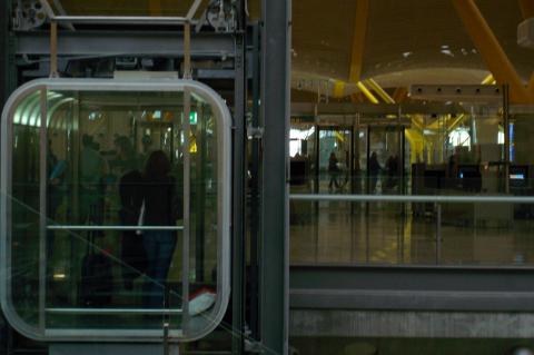 image Ascensor en la T4, aeropuerto de Barajas, Madrid