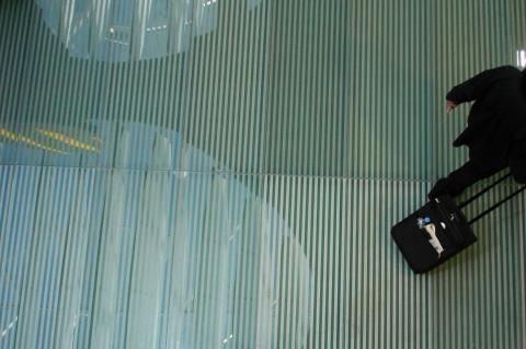 image Pasajero con maleta en la T4, aeropuerto de Barajas, Madrid