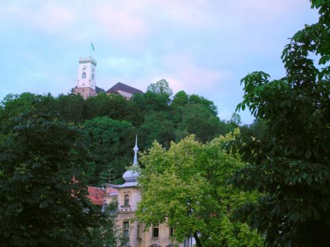 image Castillos de Liubliana a través de los árboles, Eslovenia