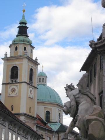 image Fuente y cúpula de la catedral de San Nicolás, Liubliana, Eslovenia