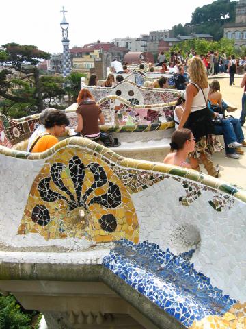 image Banco serpenteante de la Gran Plaza, Parque Güell, Barcelona