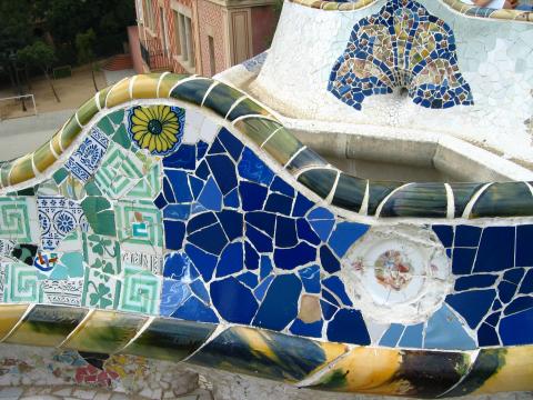 image Detalle del banco serpenteante de la Gran Plaza, Parque Güell, Barcelona