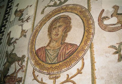 image Mosaico con retrato frontal de matrona romana dentro de un clípeo, Museo del Bardo, Túnez