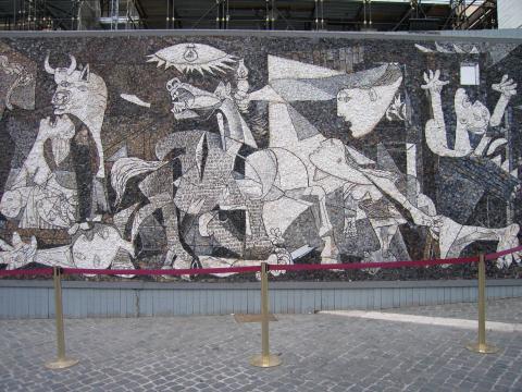 image Cerámica del Guernica de Picasso en la Plaza del Parlamento, Roma