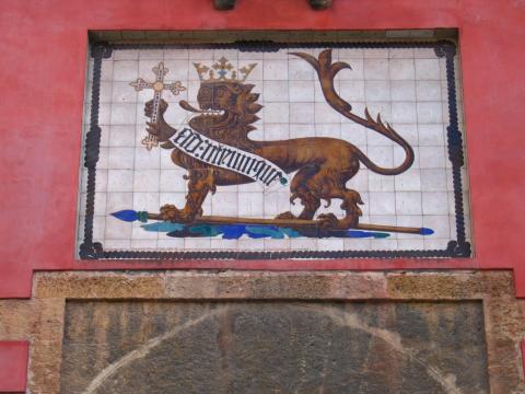 image Frontis de la Puerta de los Reales Alcázares o Puerta del León, plaza del Triunfo, Sevilla
