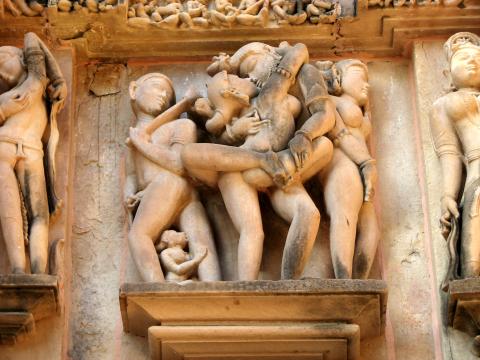 image Mithuna o escena erótica en Khajuraho, India