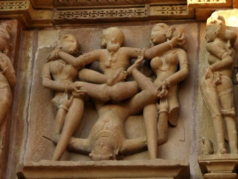 image Mithuna o escena erótica en Khajuraho, India