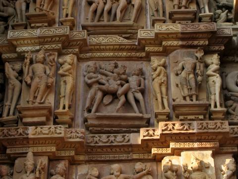 image Mithunas (escenas eróticas) y apsaras, Khajuraho, India