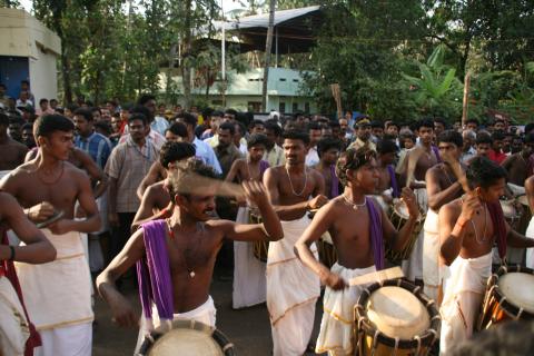 image Jóvenes tocando los tambores en desfile en Kollam, Kerala, India