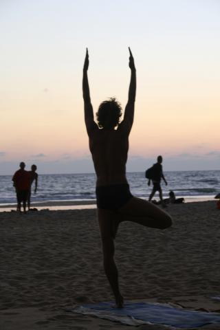 image Hombre haciendo yoga en la playa de Varkala, Kerala, India