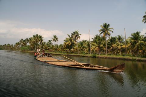 image Embarcación de transporte de mercancías en los backwaters, Kerala, India