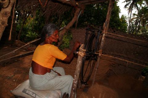 image Mujer fabricando fibra de coco, Kerala, India