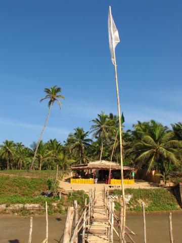 image Puente de acceso a la playa de Mandrem, Goa, India