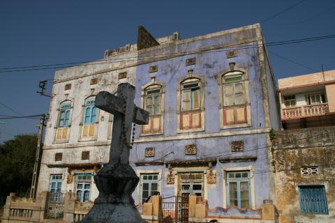 image Cruz frente a edificio colonial, Isla de Diu, India