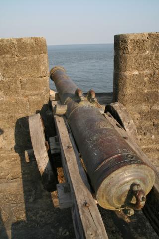 image Cañón de la Fortaleza Portuguesa, isla de Diu, India