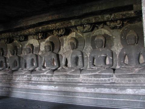 image Figuras de Buda en una cueva de Ellora, India