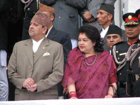 image Los reyes de Nepal Birendra y Aishwarya, en Indra Jatra, Katmandú, Nepal