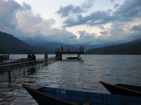 image Embarcadero del lago Pewa, Pokhara, Nepal