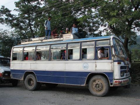 image Autobús local en Pokhara, Nepal